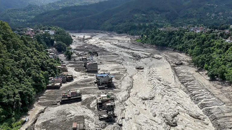 Zeci de morți și sute de dispăruți în urma inundațiilor și alunecărilor de teren din zona de frontieră dintre Nepal și China