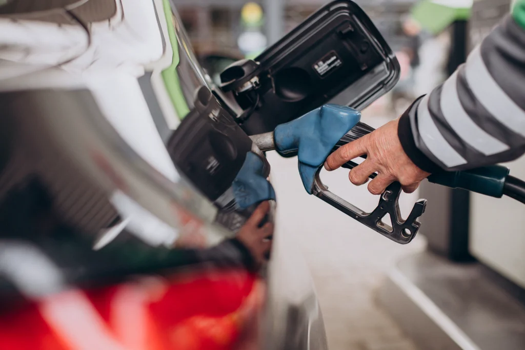 Prețul de comercializare a benzinei și motorinei crește. Prețul benzinei trece pragul de 31 de lei, pe 26 august