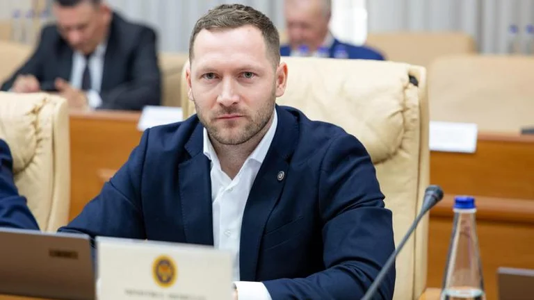 „Cele mai ridicate niveluri ale Nistrului” vs „Problema rămâne critică”. Cum răspunde Hajder acuzațiilor lui Ceban