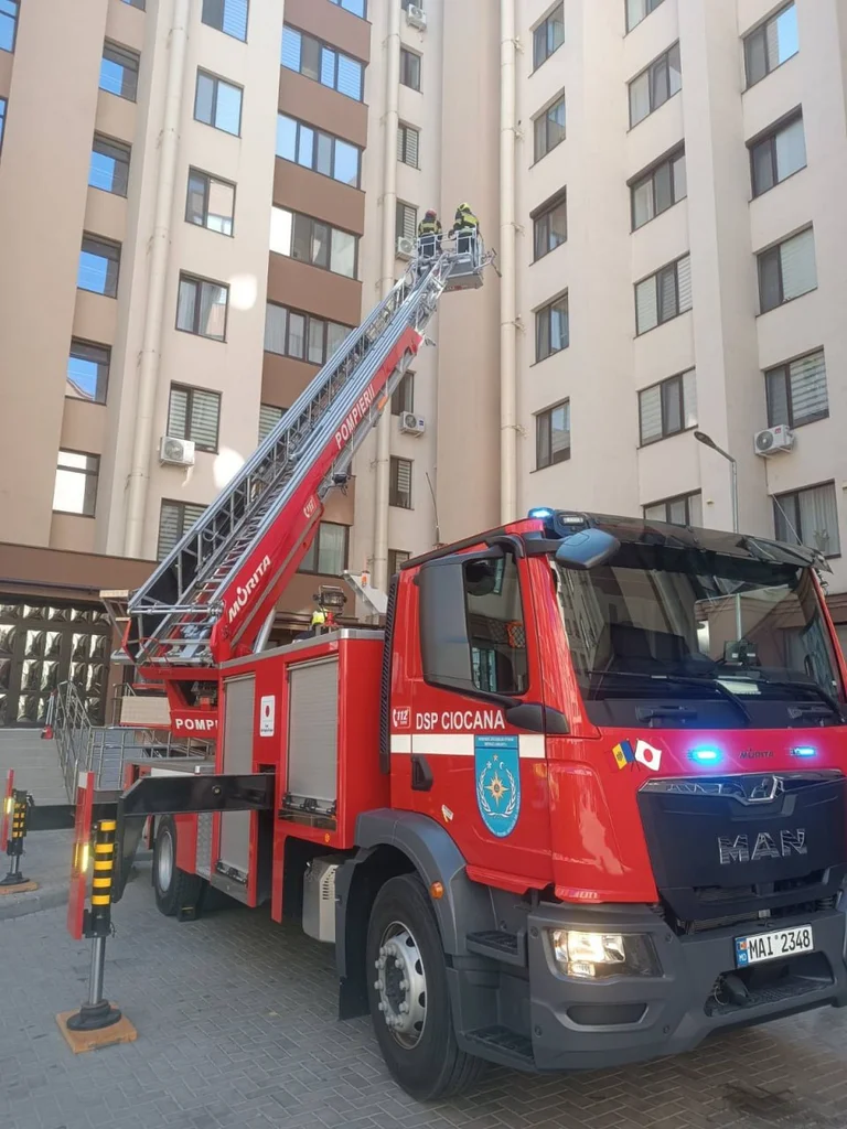 Un copil de doi ani, blocat în apartament. Intervenția salvatorilor în sectorul Ciocana