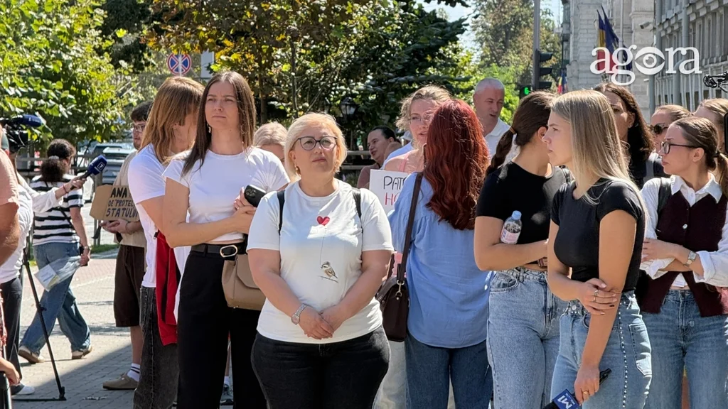„Vreau să aplaud justiția, nu abuzul”. Protest în fața MAI împotriva violenței asupra femeilor, după crima de la Măgdăcești (LIVE)