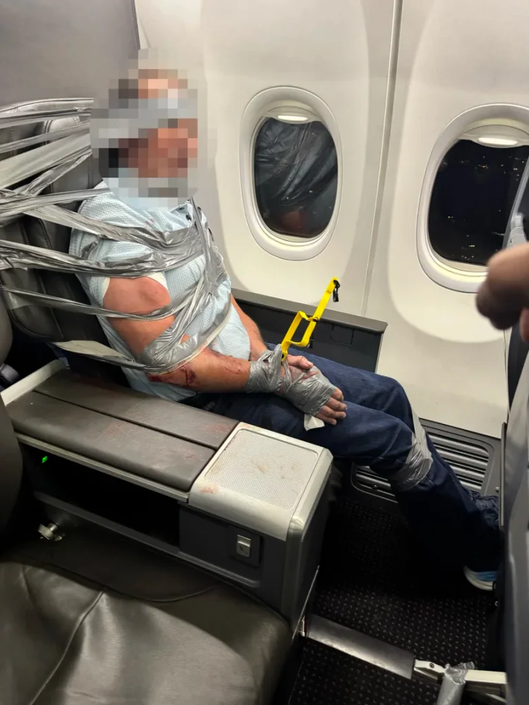 Un pasager agresiv de la bordul unui avion, legat cu bandă adezivă după ce a lovit mai mulți pasageri