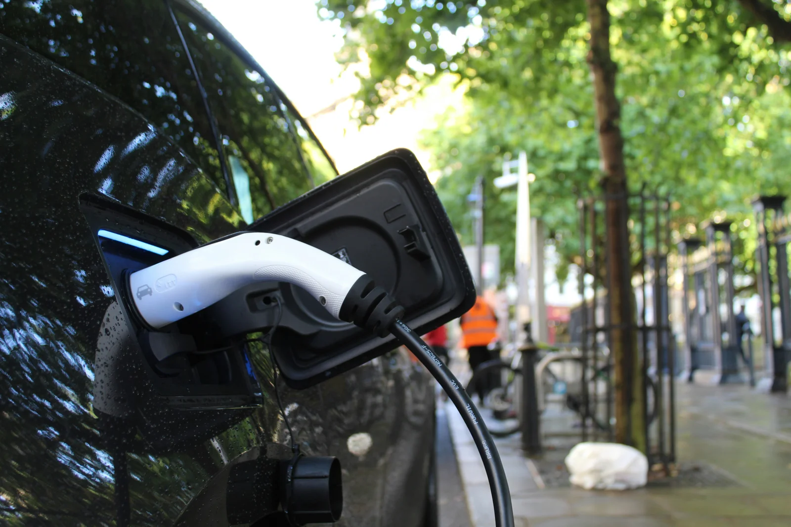 Planuri pentru mobilitatea electrică: 600 de puncte de încărcare și 15% mașini electrice până în 2030