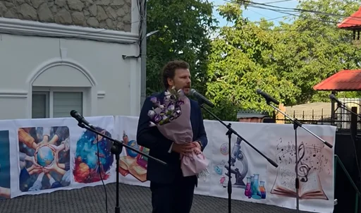 Perciun, cu lacrimi în ochi, la careul de 1 septembrie de la liceul unde a studiat: „Emoțiile au fost la fel de puternice” (VIDEO)
