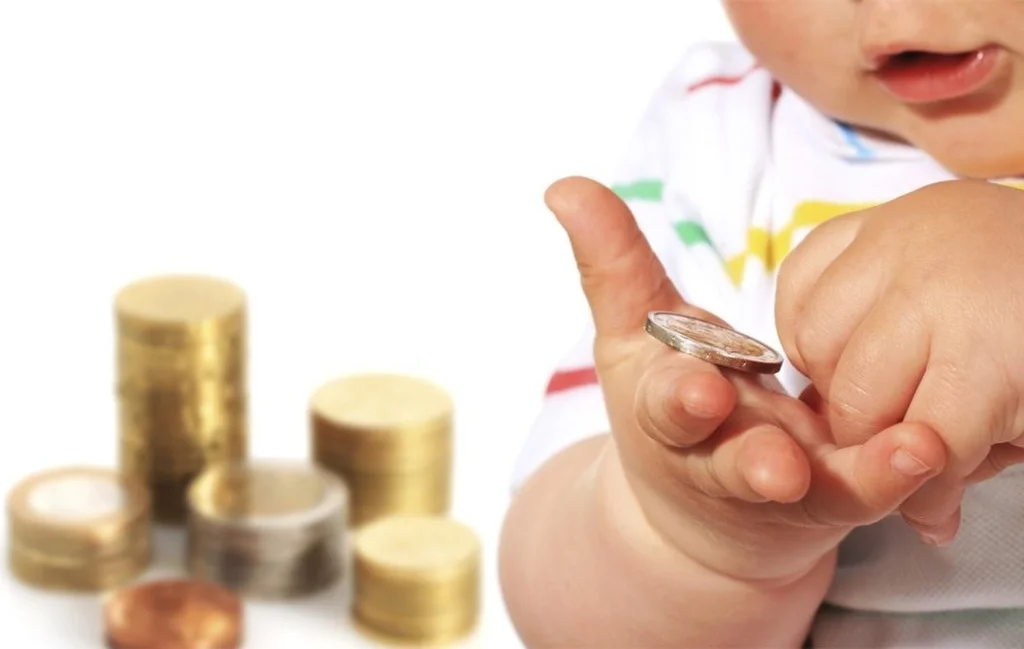 Femeile necăsătorite vor putea primi indemnizație de maternitate calculată în baza venitului tatălui copilului