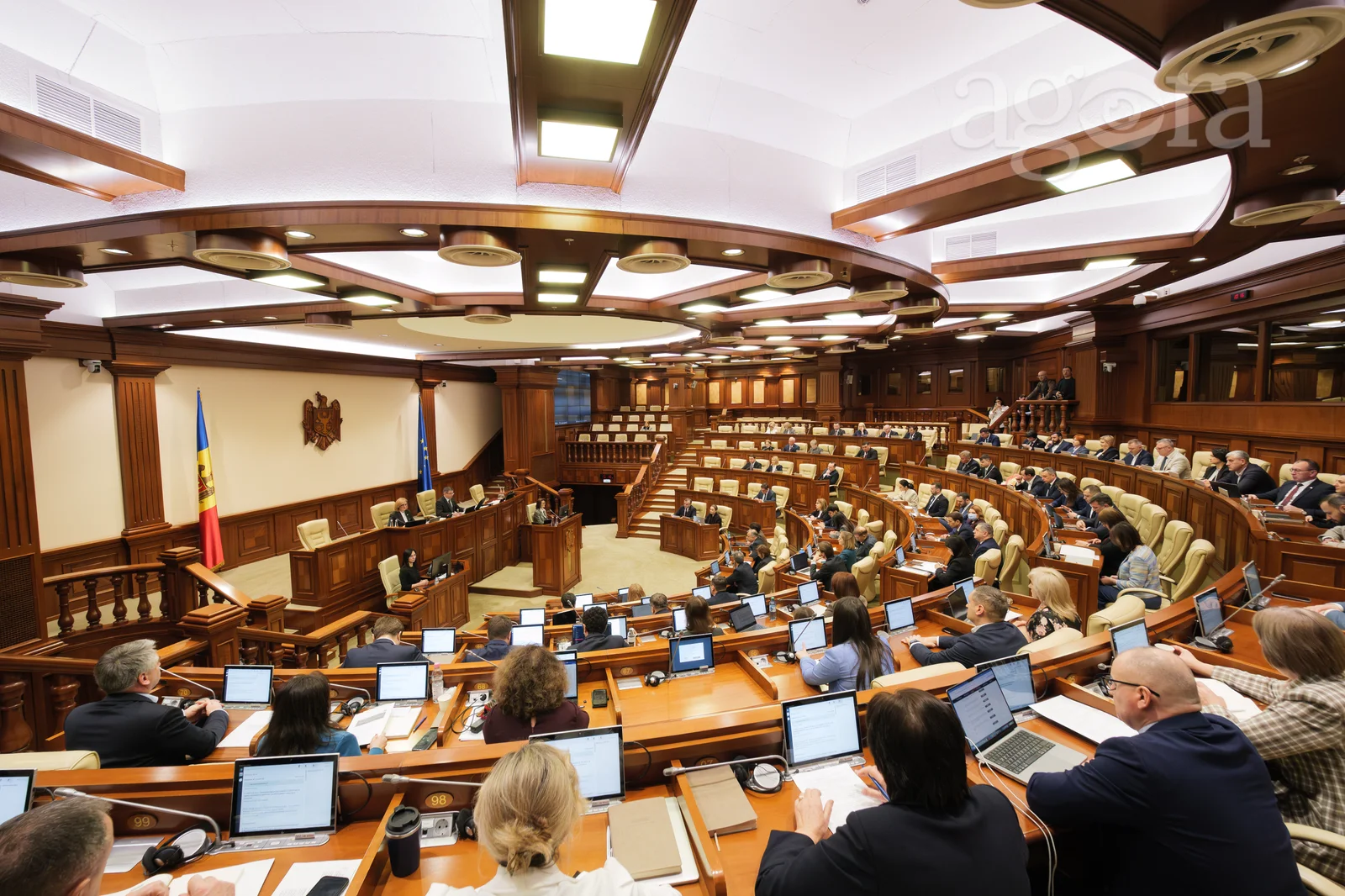 Indemnizații unice pentru bugetari și deficit mai mare: Parlamentul a votat rectificarea bugetului în prima lectură. Opoziția nu a susținut proiectul