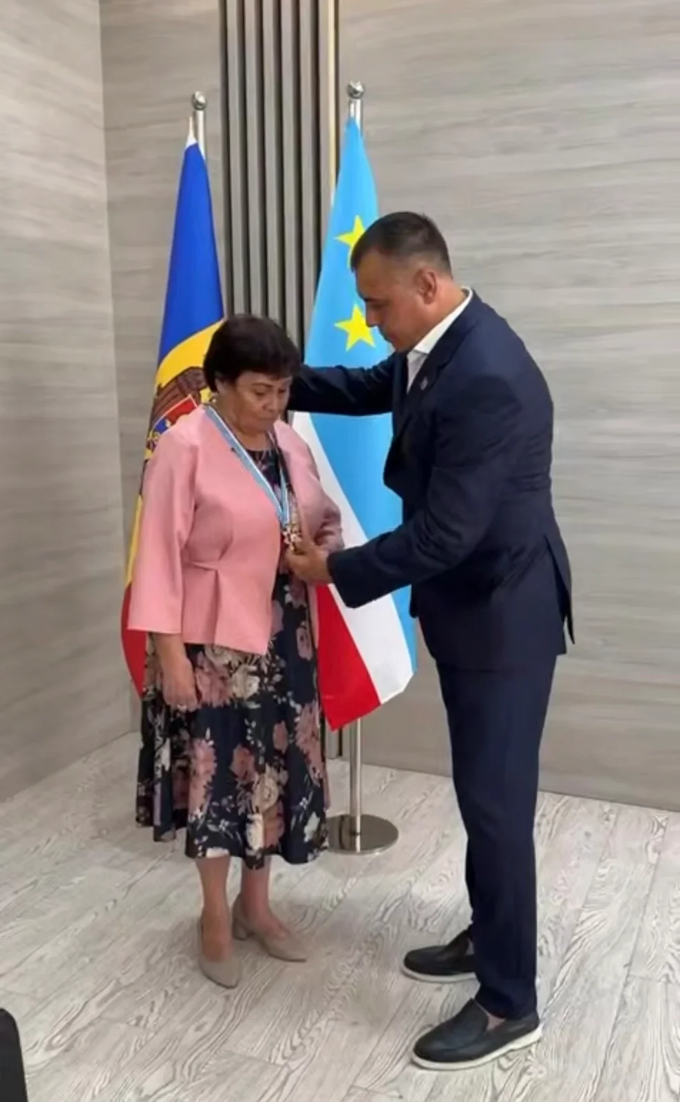 Mama Evgheniei Guțul, decorată pentru „devotament matern”, cu cea mai înaltă distincție a UTA Găgăuzia