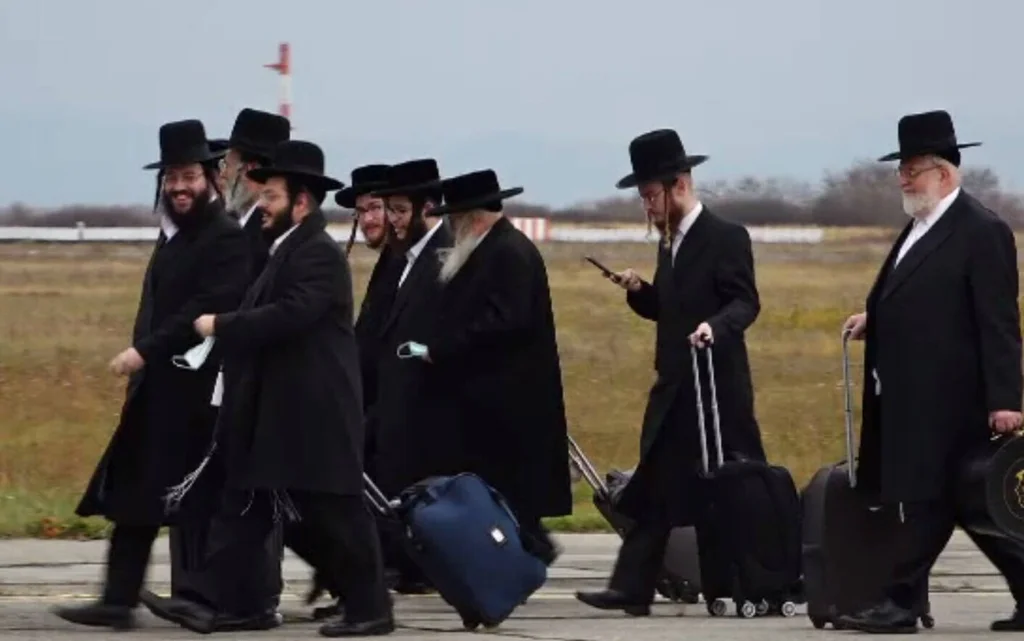 Măsuri speciale la Aeroportul Chișinău. Pelerinii hasidici tranzitează capitala