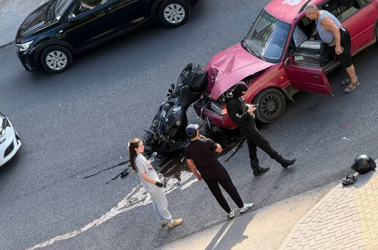 Accident pe strada Sarmizegetusa din Chișinău. Un motociclist de 22 de ani a avut nevoie de îngrijiri medicale