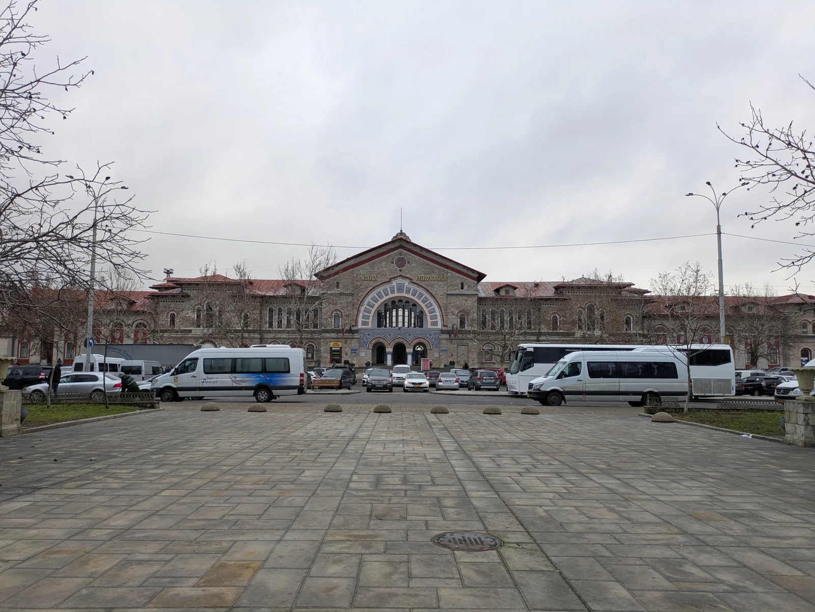 Circulația, sistată temporar în fața Gării Feroviare din Chișinău. Se filmează pelicula „Blestemul Mariei Drăgan”