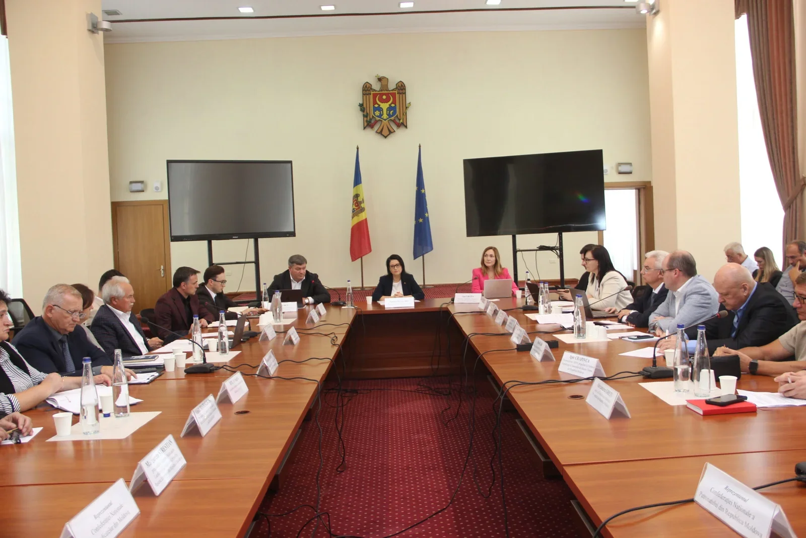 Sindicatele și patronatele cer salariu minim de 8.000 de lei, din 2027. Ministerul Muncii și al Finanțelor vor analiza propunerea