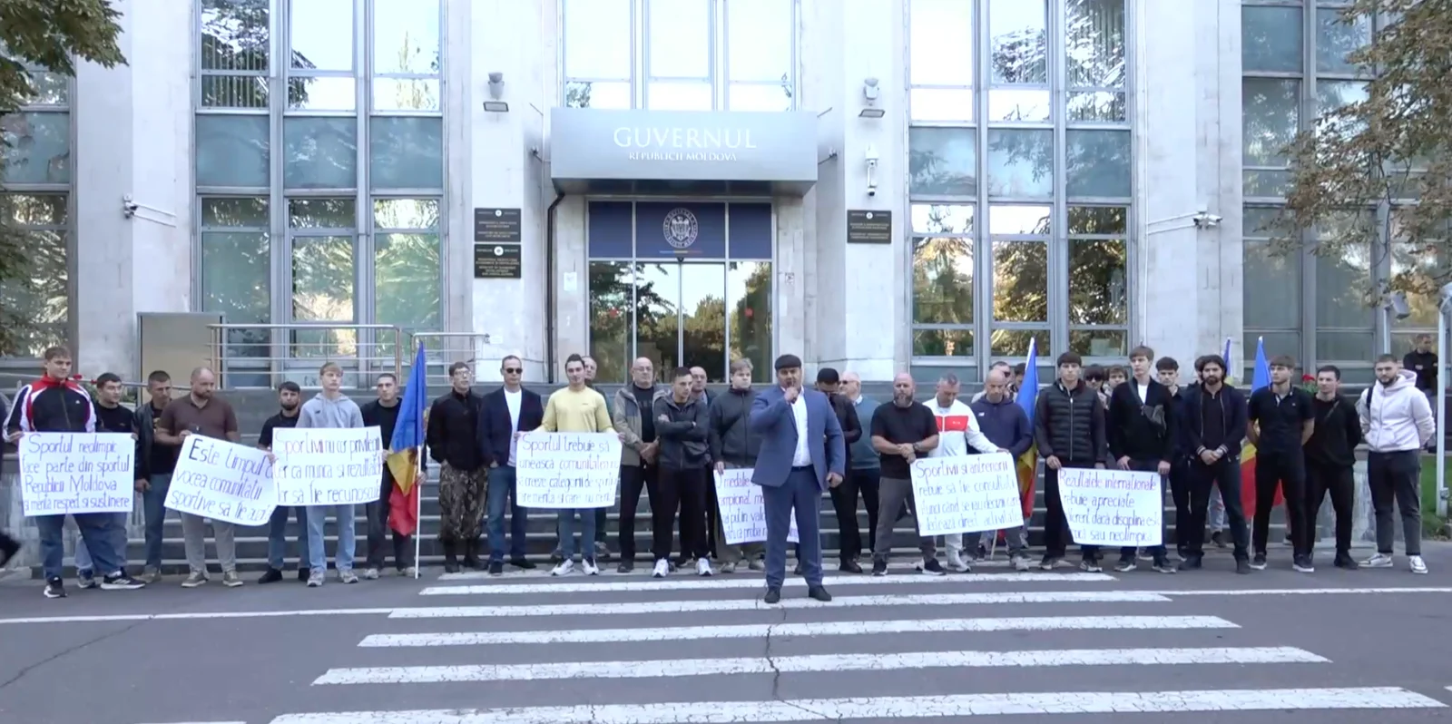 Zeci de sportivi și antrenori au protestat în fața Guvernului: „Sportul nu trebuie divizat în rezultate care merită și care nu merită”. Reacția MEC