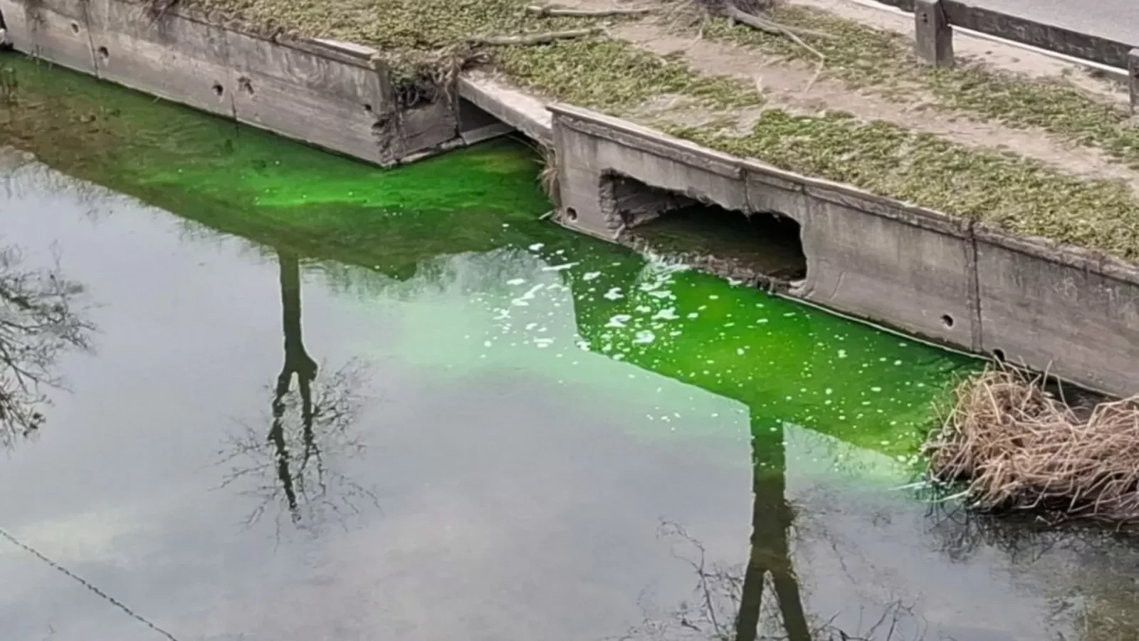 Colorant verde, în canalizarea pluvială a lacului „La Izvor”. Cauza: un deranjament la rețeaua termică