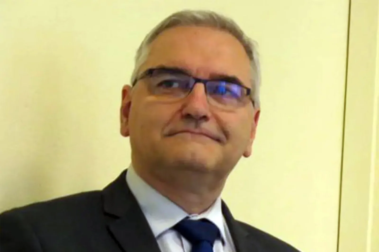 Aproape 250 de femei acuză un fost înalt funcționar francez că le-a drogat la interviuri pentru a le umili