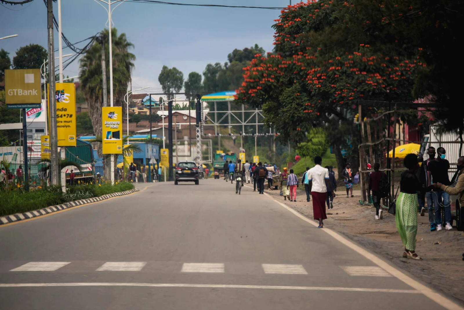 Autoritățile din Rwanda înăspresc regulile privind „decența” vestimentară. Femei oprite la intrarea unui concert din cauza hainelor