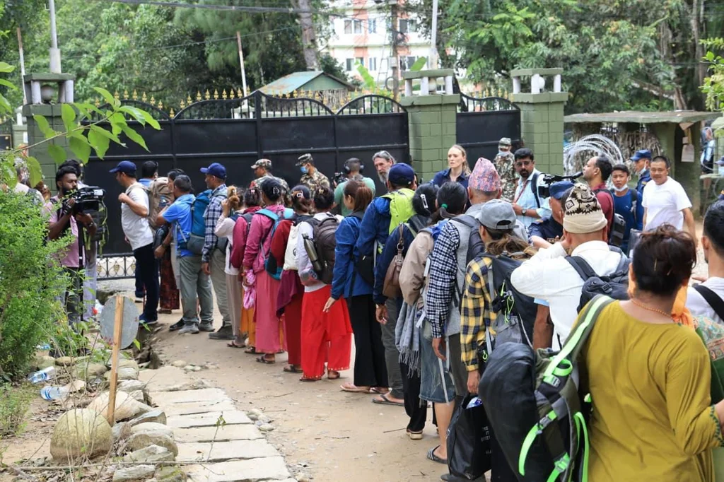 Trei toalete la peste 400 de oameni. Femeile afectate de inundațiile din Nepal se confruntă cu lipsa apei și a produselor de igienă