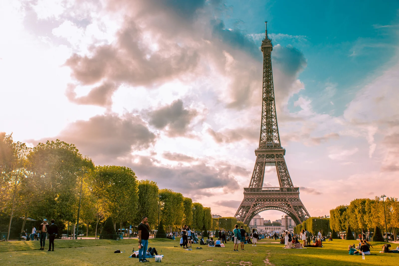 Turnul Eiffel, închis după ce angajații au intrat în grevă în semn de protest față de excluderea colegelor lor