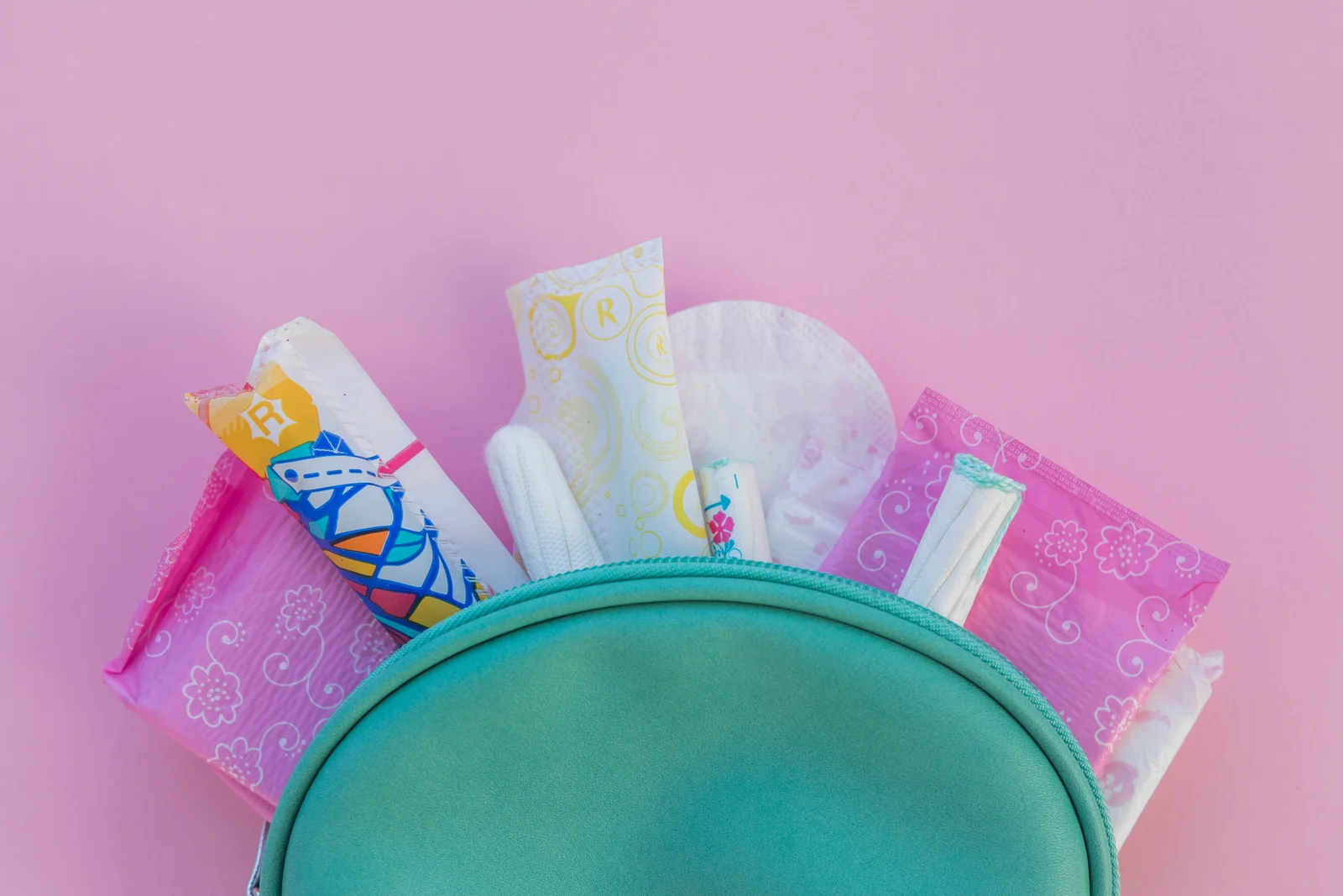 „O taxă pe absorbante ajunge să fie un impozit pe faptul de a fi femeie”. Experte, despre intenția de a majora TVA la produsele menstruale