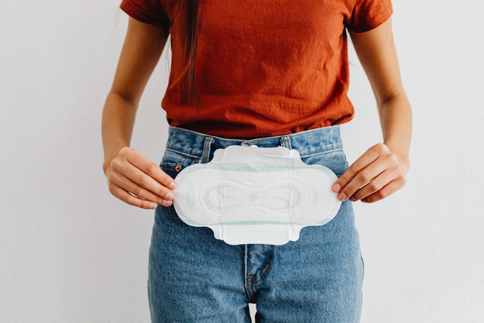 Produsele menstruale și prezervativele ar putea avea TVA de 20% din 2027. Ministerul Finanțelor invocă veniturile la buget