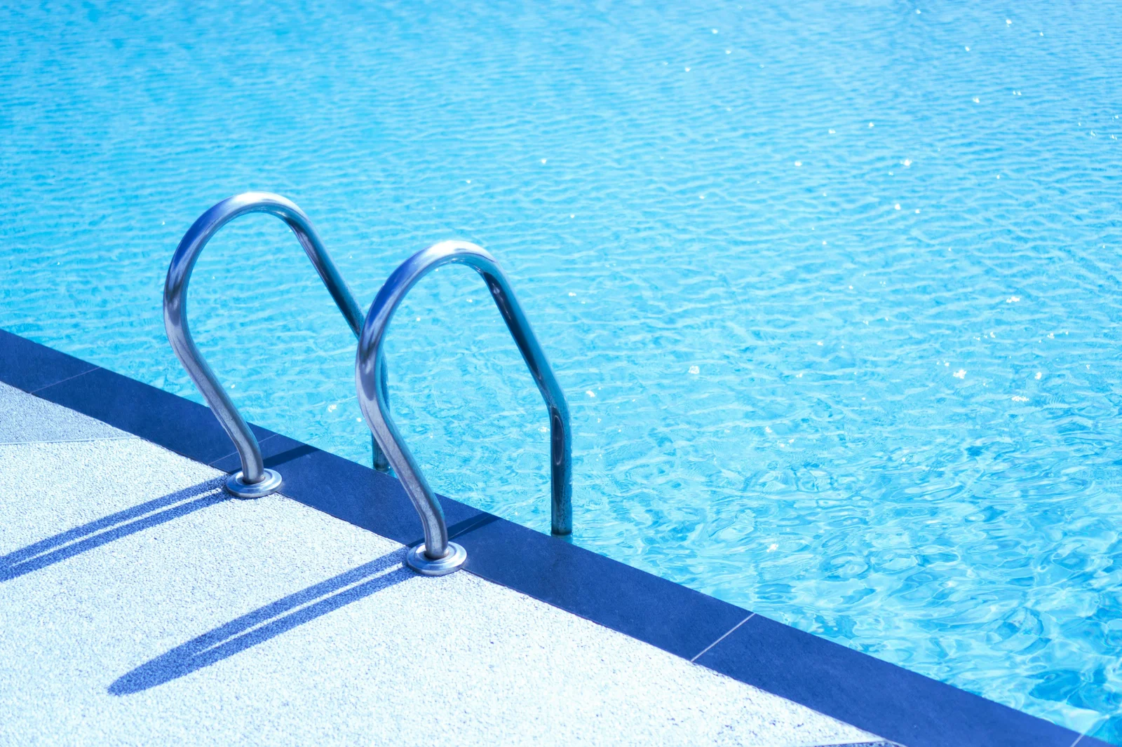 Un copil de 9 ani s-a lovit la cap după o săritură nereușită într-o piscină din Dubăsari