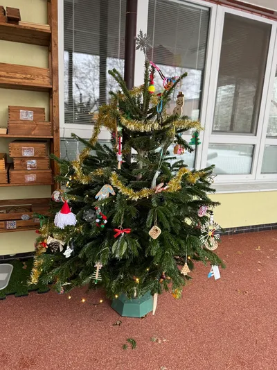Zdobení vánočního stromečku 26.11.2025 obrázek 1