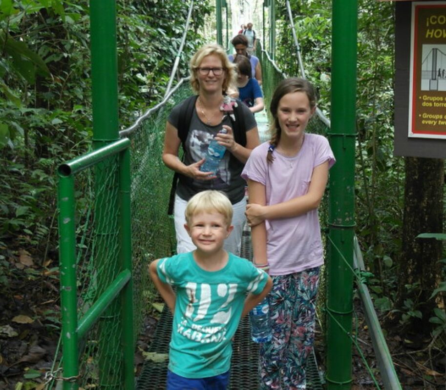 gezin op hangbrug in costa rica jungle