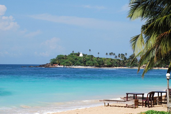 terras met tropisch uitzicht op strand en zee sri lanka