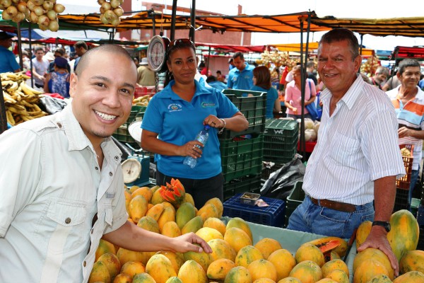 locals op de fruitmarkt in san jose