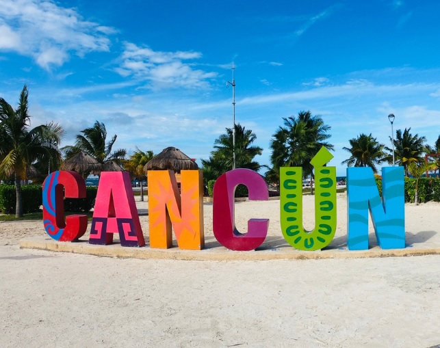 Grote kleurrijke letters die samen Cancún spellen