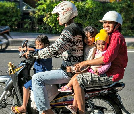 Gezin met z'n vijven op de scooter in Indonesië