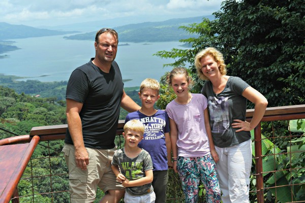 gezin met kinderen op uitzichtplatform bij Manuel Antonio National Park