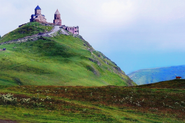 Gergeti kerk actief in Kazbegi, Georgië