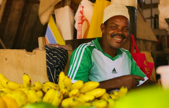Local in Tanzania op de foodmarkt