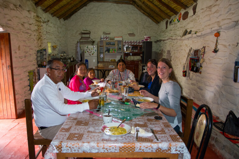 gezin samen aan de eettafel bij locals