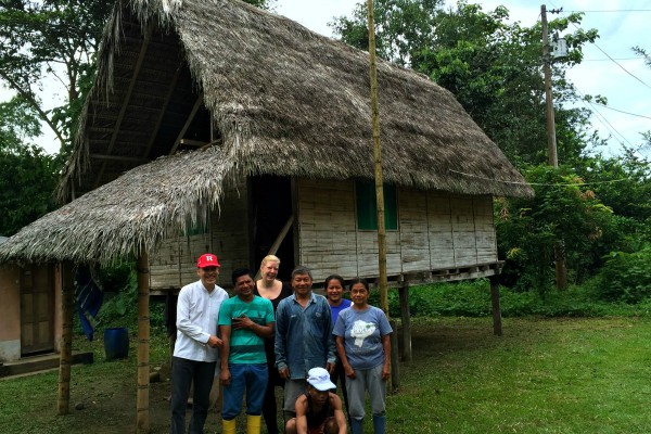 familie bij locals tijdens een homestay in guamote ecuador
