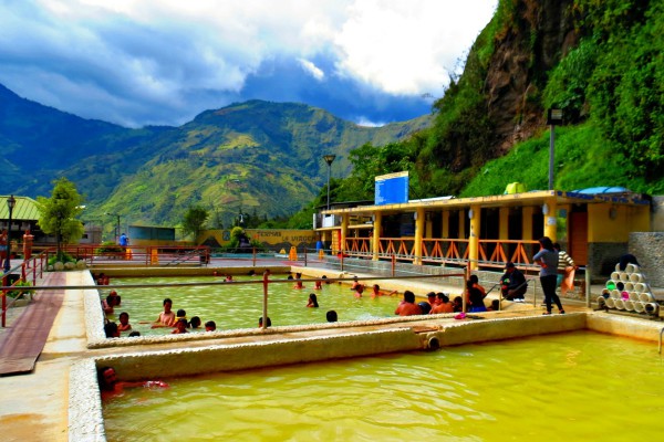 thermale baden met bergen op de achtergrond in banos ecuador