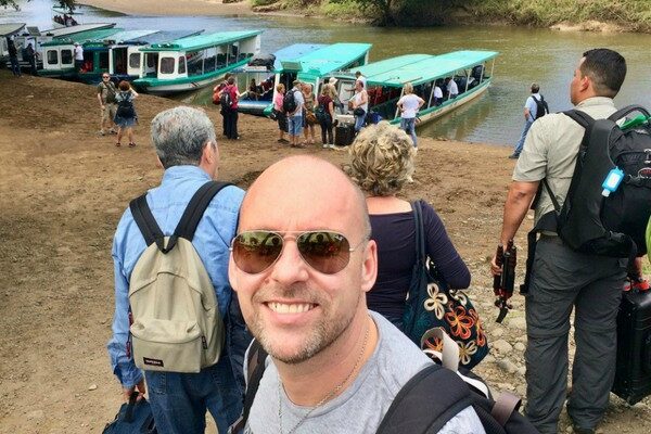 reizigers stappen op bootje naar torteguero