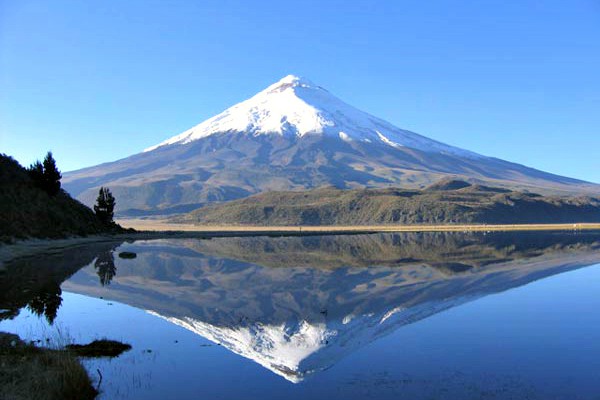 cotopaxi vulkaan met meer op de voorgrond in ecuador