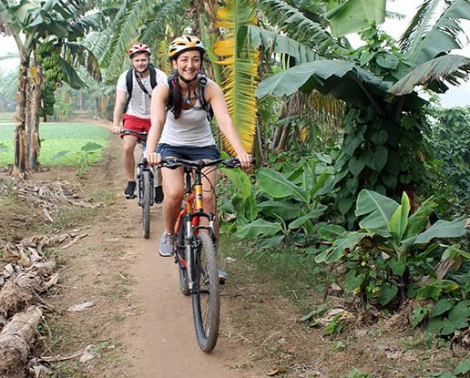 reizigers op de fiets tussen over het platteland in cambodja