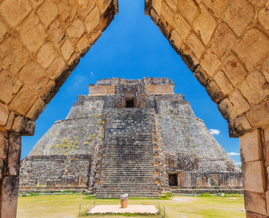 Foto van Maya tempel in Uxmal, genomen onder een boog