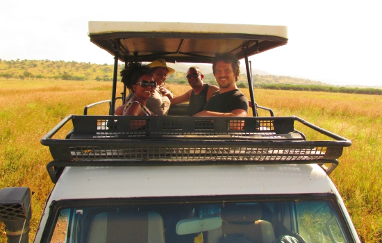 Reizigers in auto tijdens game drive in Ngorongoro