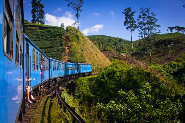 blauwe trein rijdt door groene tropische landschap van de Horton Plains Sri Lanka