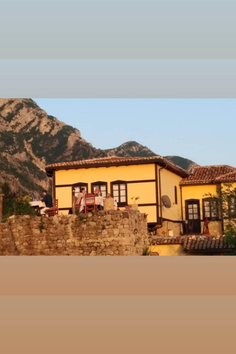 Kindere slapen in Kruje in Albanië