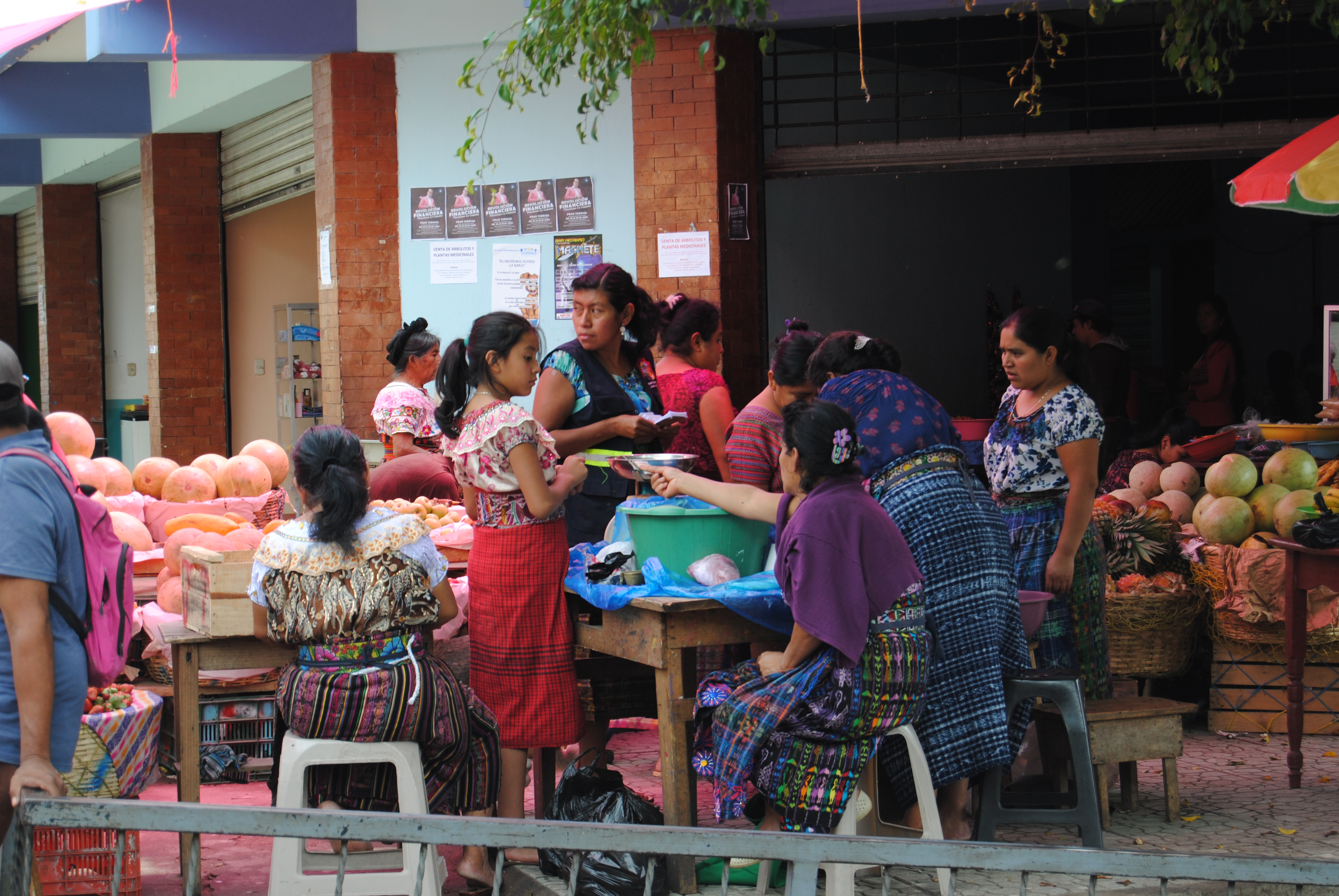 locals op de markt in de straten van nebaj in guatemala