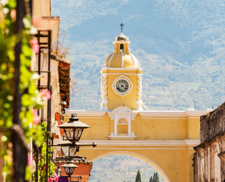 Ingezoomde foto van de gele Arco de Santa Catalina in Antigua Guatemala