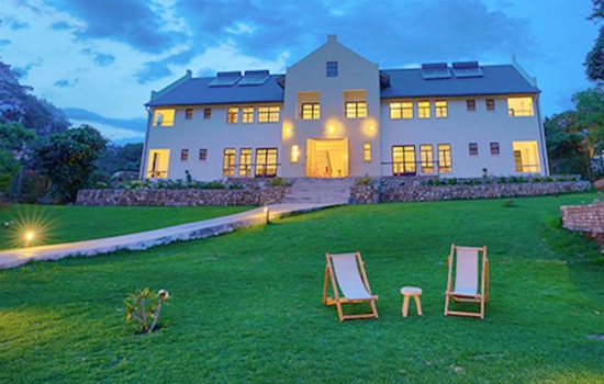 Arusha villa van de buitenkant met tuin en zitje in Tanzania