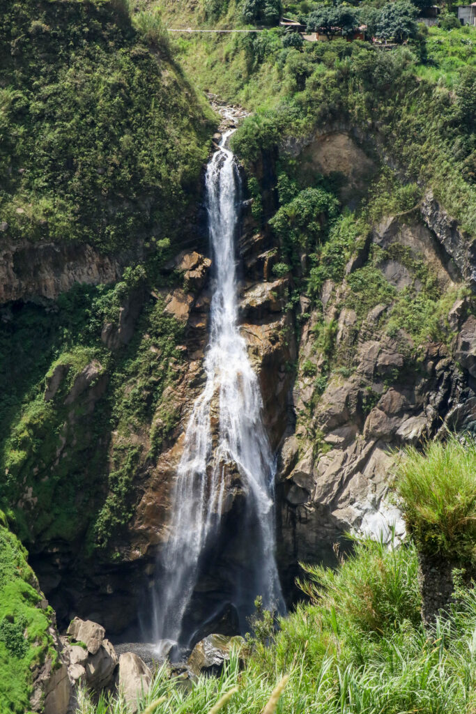 waterval van rotsen in de jungle van banos