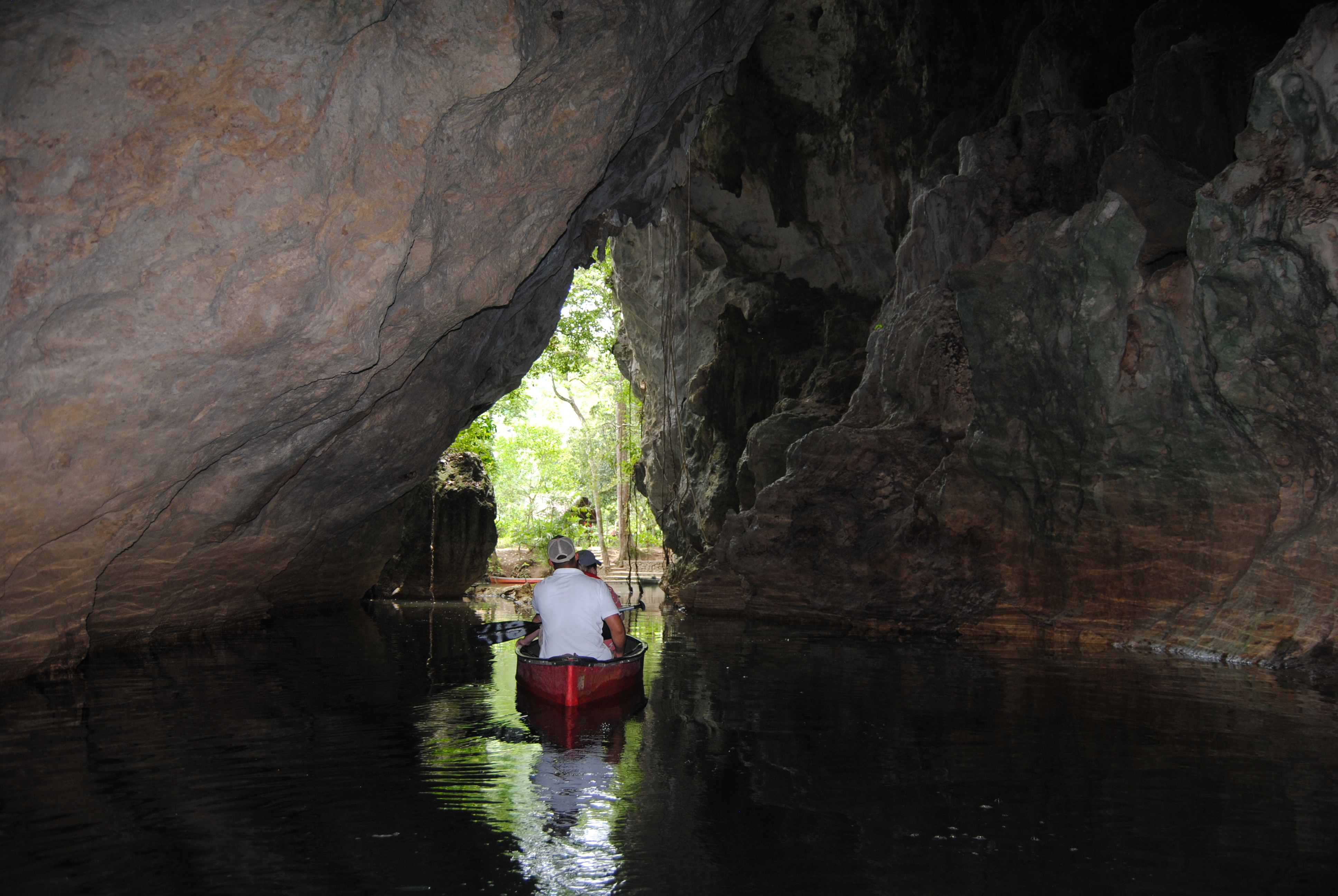 kanoën door de grotten bij Barton Creek in Belize