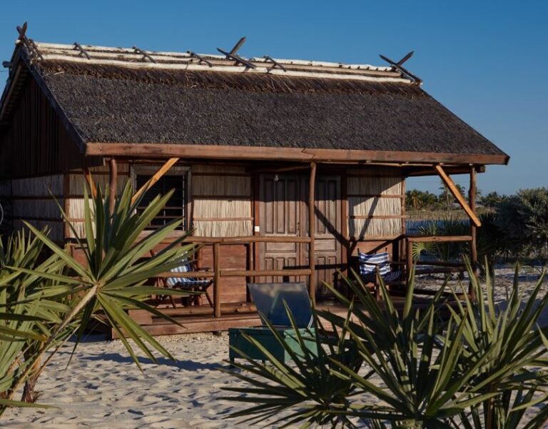 Buitenkant van strandhuisje bij Belo Sur Mer in Madagaskar
