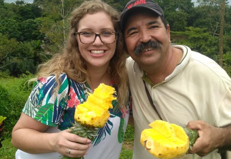 ananas proeven op een ananasfarm in Costa Rica